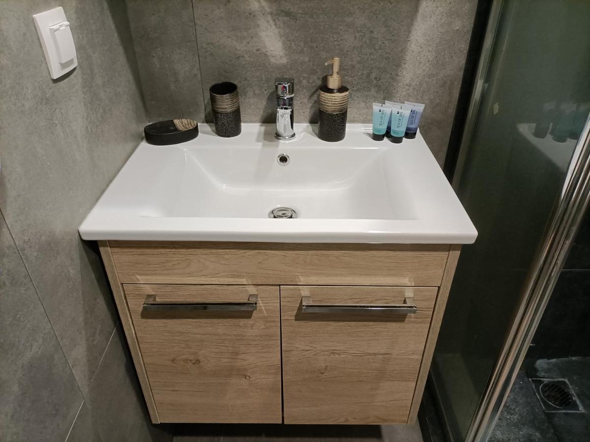 Modern Comfy Apartment Athena Bagian luar foto